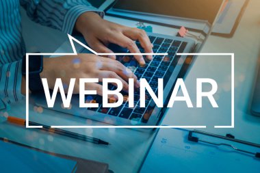 Çevrimiçi eğitim ağları için dizüstü bilgisayar kullanan biri. E-öğrenme tarayıcı bağlantısı ve bulut çevrimiçi teknoloji web yayını kavramı.