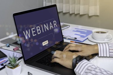 İş adamı ve ekip Webinar E-business Browsing Connection ve online online teknoloji web yayını konsepti, iş konsepti.