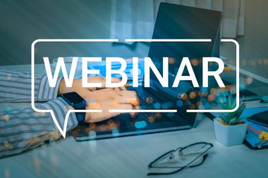 İş adamı ve ekip Webinar E-business Browsing Connection ve online online teknoloji web yayını konsepti, iş konsepti.