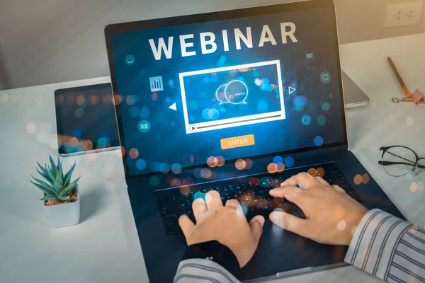 オンライントレーニングのウェビナーのためのラップトップコンピュータを使用している人 Eラーニングのブラウジング接続とクラウドオンライン技術のウェブキャストコンセプト 画面上のクリッピングパスとノートパソコンのモックアップ — ストック写真