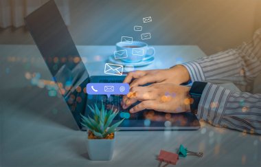 Bizimle ya da müşteri destek hattıyla iletişime geçin. İş adamı cep telefonu kullanıyor (e- posta, telefon, e- posta simgeleri).