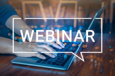 Çevrimiçi eğitim ağları için dizüstü bilgisayar kullanan biri. E-öğrenme tarayıcı bağlantısı ve bulut çevrimiçi teknoloji web yayını kavramı.