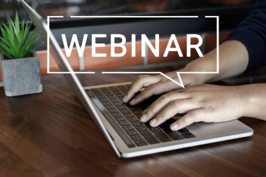 İş adamı ve ekip Webinar E-business Browsing Connection ve online online teknoloji web yayını konsepti, iş konsepti.