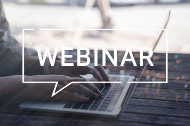 İş adamı ve ekip Webinar E-business Browsing Connection ve online online teknoloji web yayını konsepti, iş konsepti.