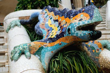 Park Guel 'deki ünlü mozaik semender heykeli. Barselona 'da. İspanya