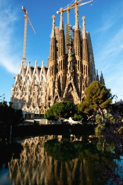 Barselona, İspanya - 21 Mart 2018: Barcelona 'daki Sagrada Familia katedraline bakın. İspanya