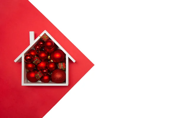 Noel ağacı takılarıyla dolu bir evin Noel arkaplanı. Beyaz arka planda şenlikli Noel kartı tasarımı. Kopya alanı olan Noel ve Yeni Yıl dekorasyonları.