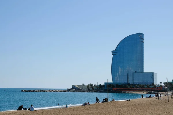 Barselona, İspanya - 23 Ağustos 2019: Barcelona 'daki W Otel' e bakın. Sahil hattı..