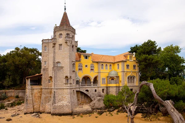 Cascais, Portekiz - 7 Ağustos 2018: Jardim Mareşal Carmona 'nın güzel bahçelerinde Conde Castro Guimaraes Müzesi inşaatı