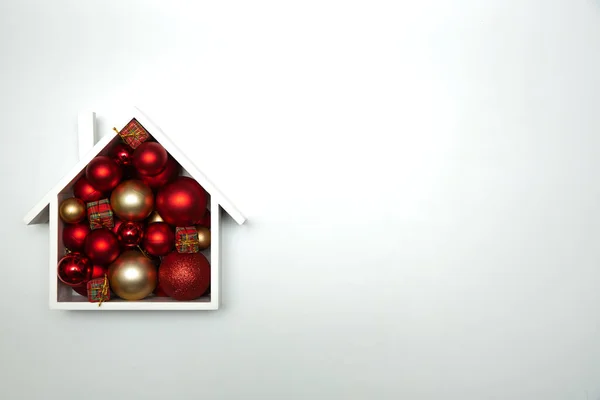 Noel ağacı takılarıyla dolu bir evin Noel arkaplanı. Beyaz arka planda şenlikli Noel kartı tasarımı. Kopya alanı olan Noel ve Yeni Yıl dekorasyonları.