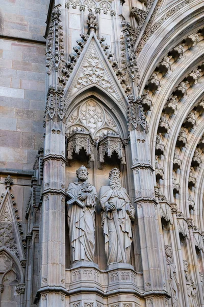 Részletek a homlokzat és a bejárat a gótikus barcelonai katedrális, a Szent Kereszt Katedrális és a Szent Eulália. Barcelona, Katalónia, Spanyolország. — Stock Fotó