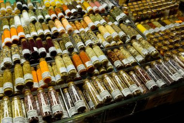 Barcelona 'daki La Boqueria pazarında baharat seçimi. İspanya 