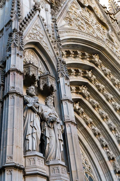 Detalles de la fachada y entrada de la Catedral Gótica de Barcelona, La Catedral de la Santa Cruz y Santa Eulalia. Barcelona, Cataluña, España. — Foto de Stock