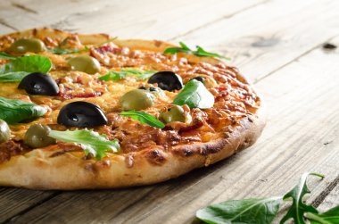 Ev yapımı pizza salam