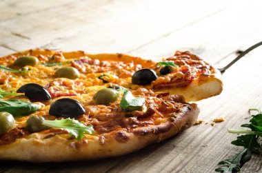 Ev yapımı pizza salam