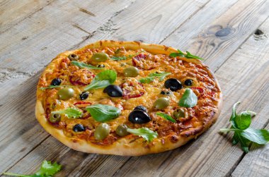 Ev yapımı pizza salam