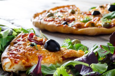 Ev yapımı pizza salam