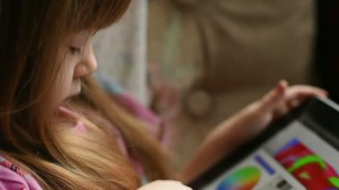 küçük kız bir tablet üzerinde çizim
