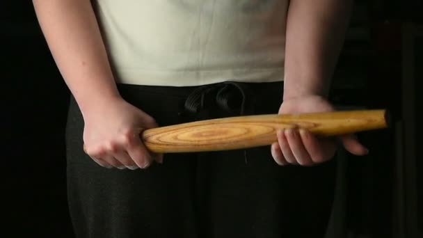 Manos femeninas con un palo de madera — Vídeo de stock