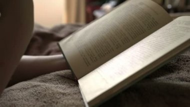 Evde rahatlatıcı sevimli kız