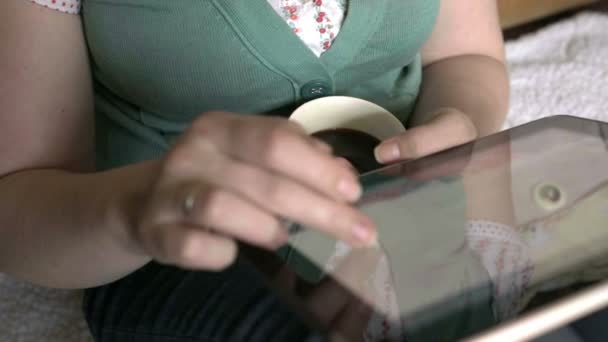 Mujer en ver algo en el ordenador tableta — Vídeo de stock