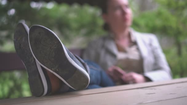 La mujer se relaja en el parque — Vídeo de stock