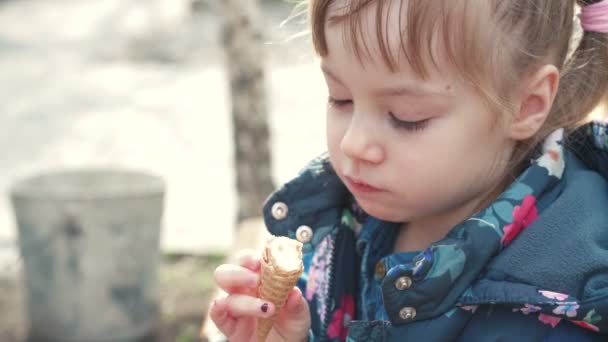 Schattig meisje eet een ijsje — Stockvideo