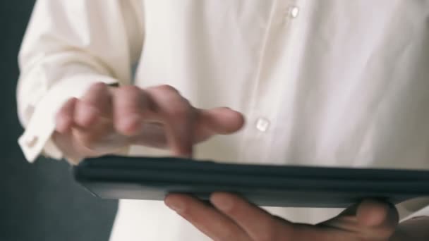 Людина використовує сенсорний екран планшетного комп'ютера — стокове відео