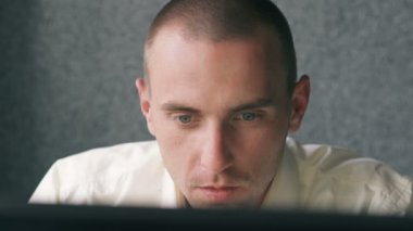 Çalışma bir çevirmen portresi