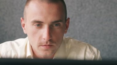 Çalışma bir çevirmen portresi