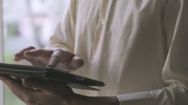 tablet bilgisayar dokunmatik ekran kullanan adam