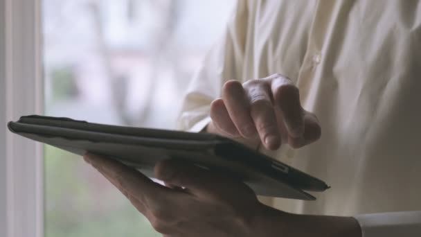 Człowiek za pomocą ekran dotykowy komputer typu tablet — Wideo stockowe