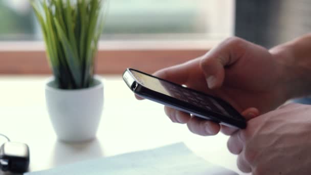 Primer plano de la mano de los hombres usando el teléfono inteligente — Vídeos de Stock