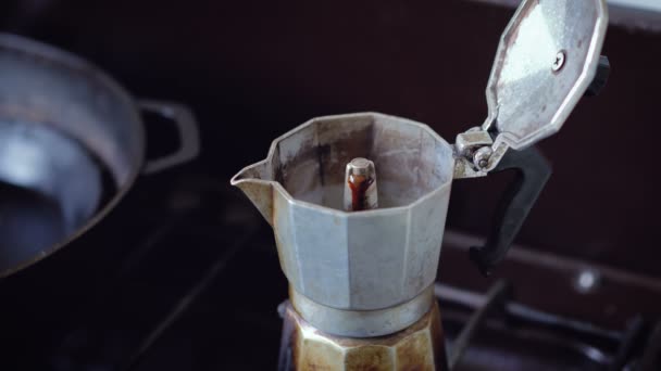 Bloccato da vicino - Caffè birra in piano cottura moka italiana — Video Stock