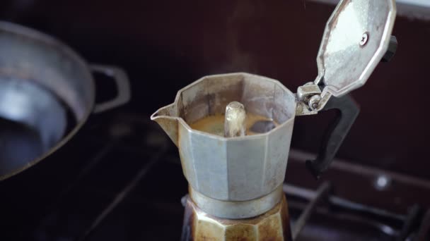 Kopi Italia Sprinkling Out of Moka Coffee-Maker — Stok Video