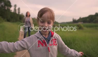 Çalışan mutlu güzel kız.