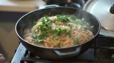 Hazır makarna otlar ile