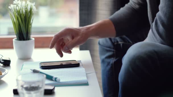 Primo piano di un uomo che utilizza lo smartphone mobile — Video Stock