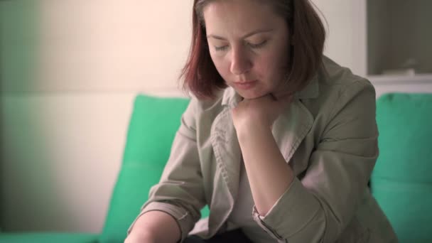 Žena pracuje na tabletu — Stock video