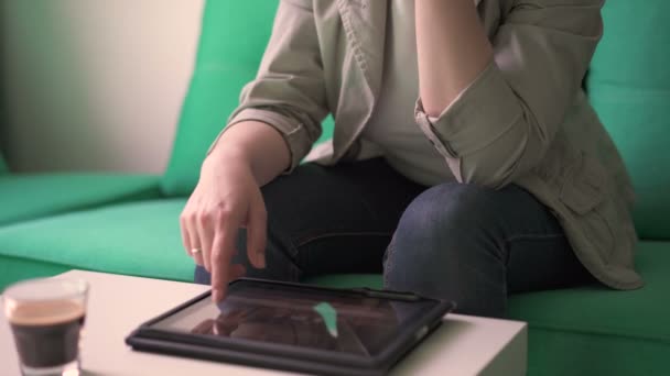 Mujer trabajando en una tableta — Vídeos de Stock
