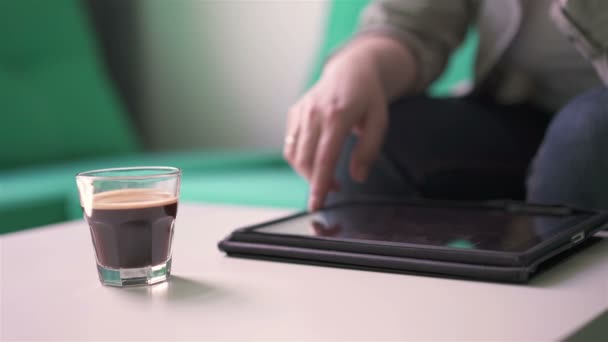 Kvinna som arbetar på en Tablet PC — Stockvideo