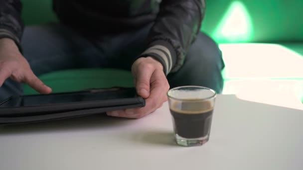 Junger Mann arbeitet an einem Tablet. — Stockvideo