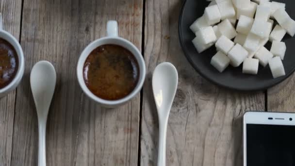 Dos tazas de café caliente — Vídeo de stock