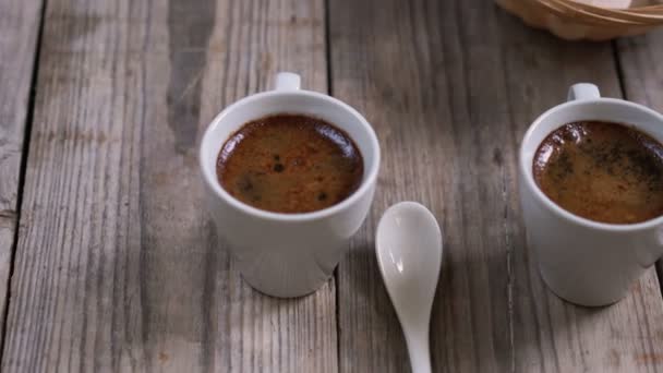 Две чашки горячего кофе — стоковое видео