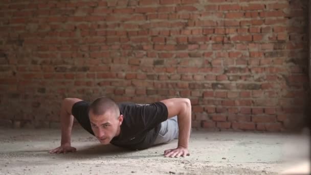 Sports man doing push ups — Stock Video