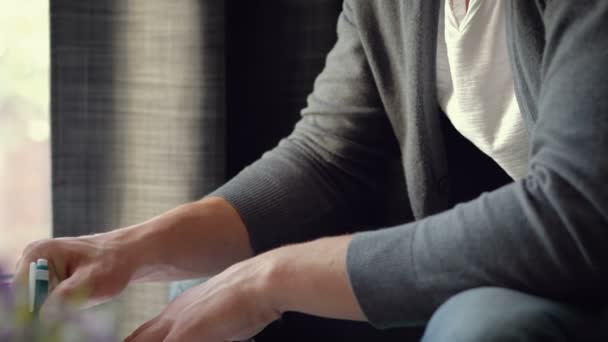 Primer plano de un hombre escribiendo algo en un cuaderno — Vídeos de Stock