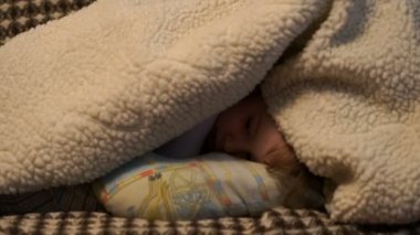 Küçük kız bir battaniyenin altında gizleme