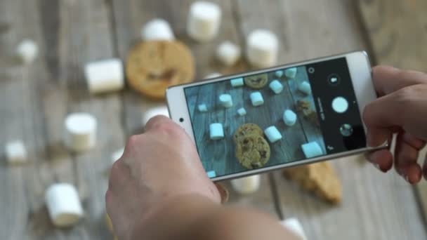 Tirar uma foto de comida com câmera de telefone celular para rede social — Vídeo de Stock