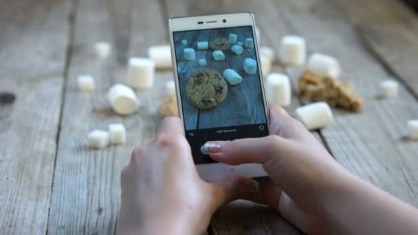 Ta ett foto bild av mat med mobiltelefon kamera för sociala nätverk — Stockvideo