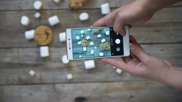 Tirar uma foto de comida com câmera de telefone celular para rede social — Vídeo de Stock